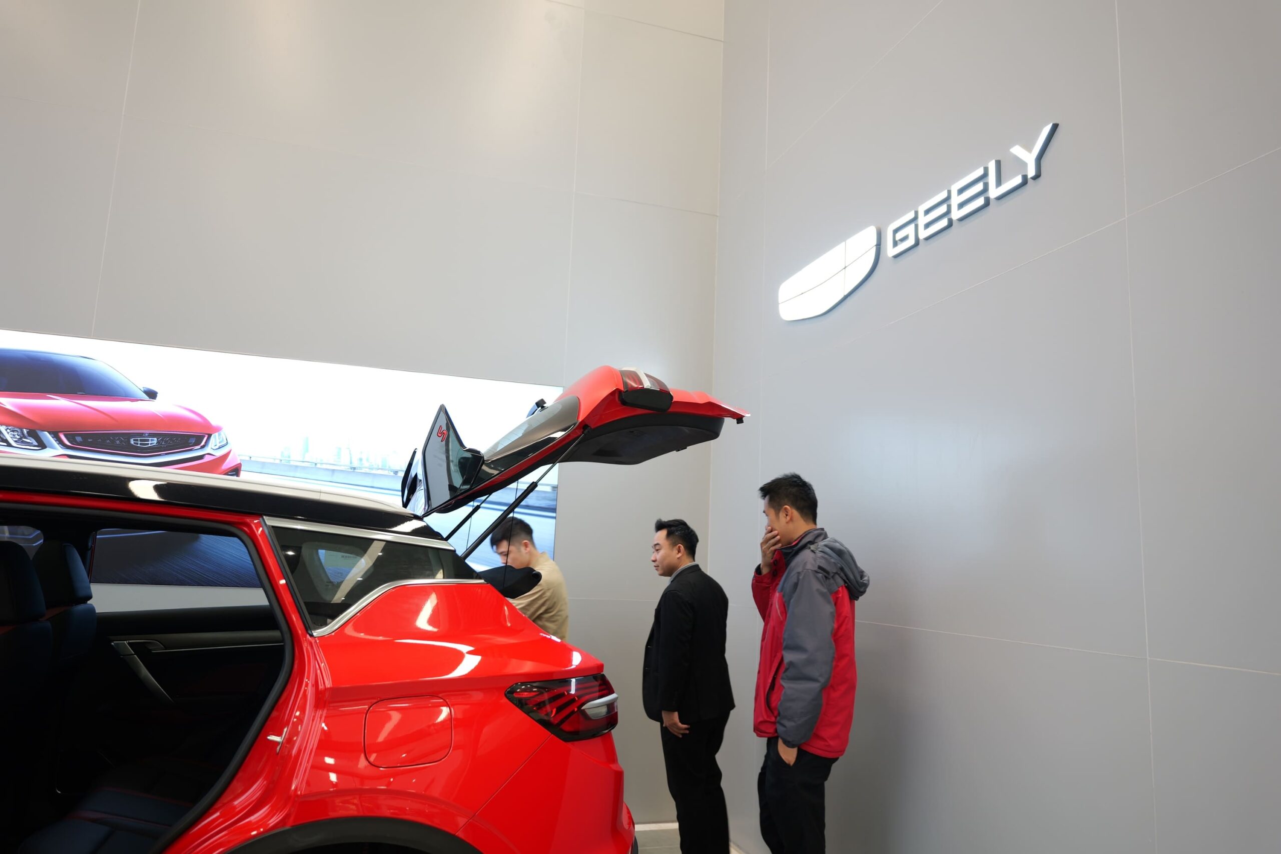 Đội ngũ Geely Hưng Yên hỗ trợ khách hàng nhiệt tình