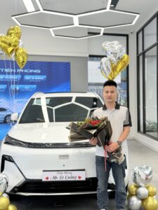 Khách hàng tiên phong nhận Geely EX5 EM-i